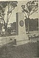 Monumento em homenagem a Nísia Floresta, onde está afixado o medalhão ao lado