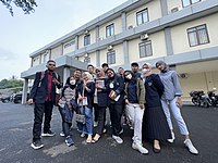 Mahasiswa Unsurya berfoto bersama di depan gedung Kampus C (Fakultas Ekonomi)