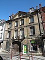 Maison (ancien relais de poste dit "Hôtel du Lion d'Or" par delà la porte cochère)