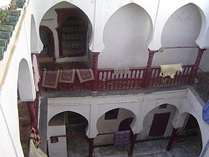 Patio d'une maison d'Alger.