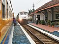 Saat kereta api Malioboro Ekspres melintas langsung Stasiun Purwoasri, 2013