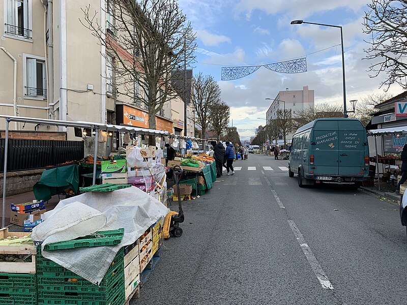 File:Marché Samedi Boulevard Verdun Fontenay Bois 3.jpg