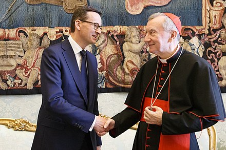 Parolin shakes hands with Prime Minister of Poland Mateusz Morawiecki, 4 June 2018