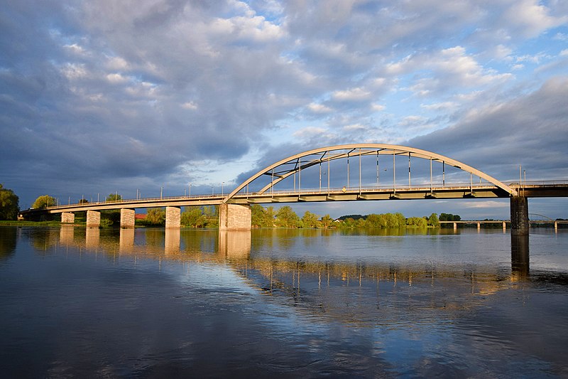 File:Maximiliansbrücke bei Deggendorf.jpg