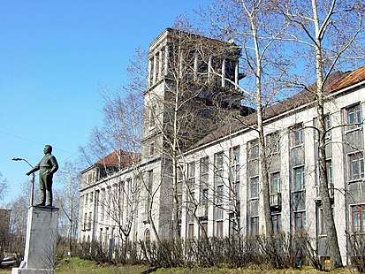 Погода в медвежьегорске. Здание ББК Медвежьегорск. Достопримечательности Медвежьегорска памятники. 3 Достопримечательности Медвежьегорска. Памятник Ленину в Медвежьегорске.