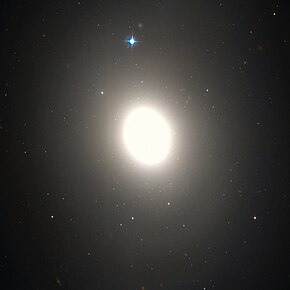 M85 na snímku z Hubbleova vesmírného dalekohledu