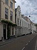 Huis met geverfde trapgevel, de treden afgedekt met natuursteen