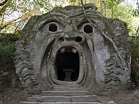 Munnen til Orcus i den hellige skogen Bomarzo