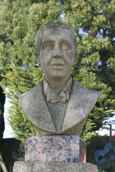 File:Monumento a Carlos Gardel 03.jpg