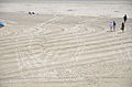 Plage de Morgat : traces sur le sable après le passage des engins de nettoyage