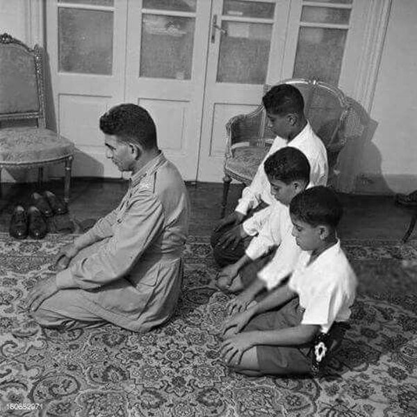 Mohamed Naguib praying with sons