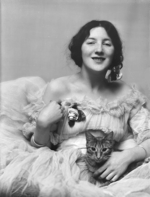 Munson with Buzzer the cat in 1915