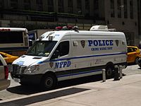 Фургон полиции, используется криминалистическим отделом, имеет необходимое оборудование, для снятия отпечатков пальцев и проведения быстрых экспертиз на месте преступления.