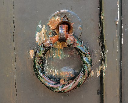 Detalhe da porta da Nicolaaskerk, uma igreja de nave única construída em 1668 em Hemelum, Frísia, Países Baixos (definição 3 989 × 3 191)