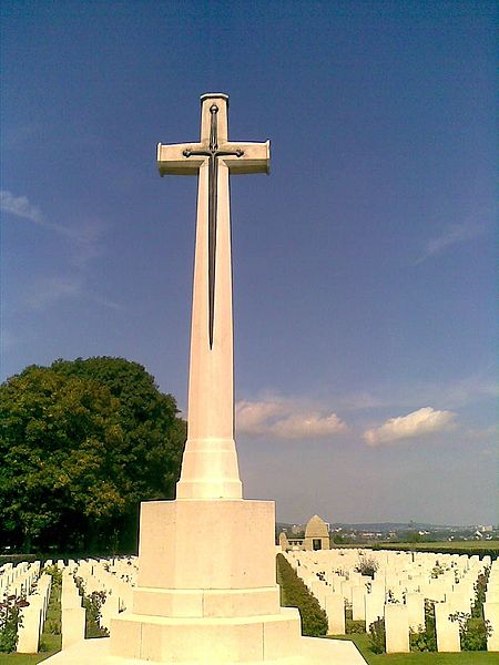 450px-Niederzwehren_Cemetery-Ehrenkreuz_mit_Schwert.jpg