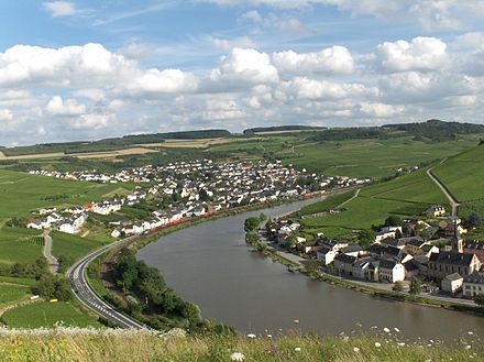 La Moselle, ici vue sur Machtum (Luxembourg) et Nittel (Allemagne).