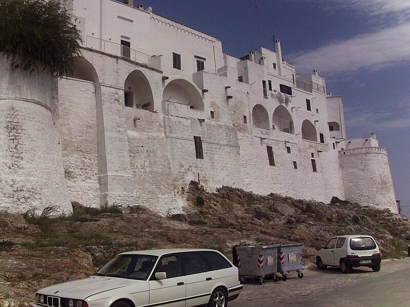 File:Ostuni Stadtmauer.JPG