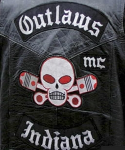 Indianan osavaltion Outlaws-jengiläisen liivien selkäpuoli tunnuksineen