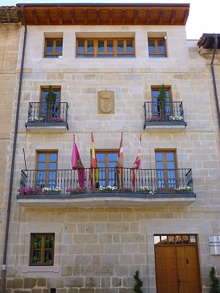 File:Oyón - Ayuntamiento 1.jpg