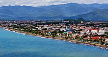 Padang Kota yang Dikelilingi Bukit dan Lautan.jpg