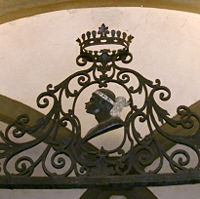 The Pucci family's emblem, with the moor's head Palazzo Pucci, stemma su cancellata.jpg