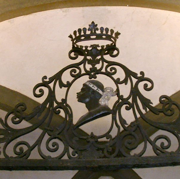 File:Palazzo Pucci, stemma su cancellata.jpg