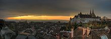 Le château de Neuchâtel et la ville en contrebas, au lever du soleil.