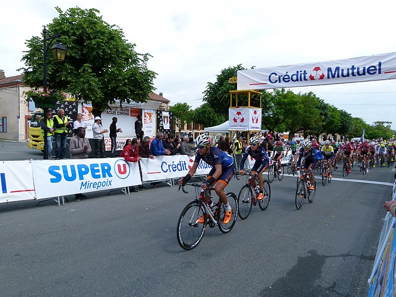 File:Peloton au 1er passage à Boulogne-sur-Gesse (17819471208).jpg