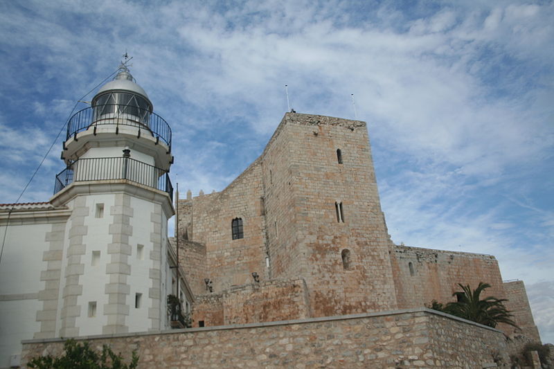 File:Peniscola phare et chateau.JPG