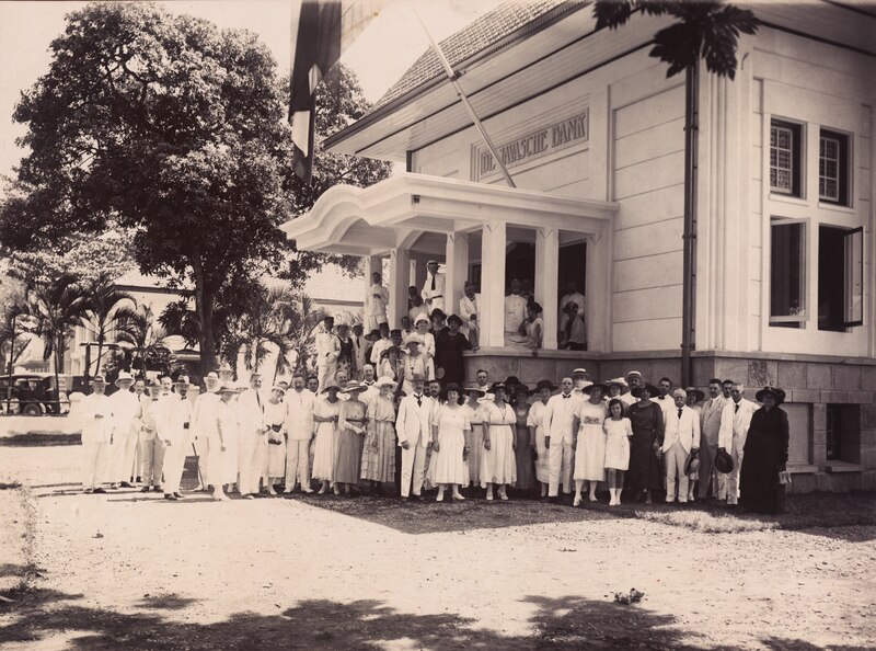 File:Personeel van de Javasche Bank te Malang, KITLV 183785.tiff