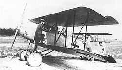 Piloto de teste Otto Augst em seu Pfalz D.XII
