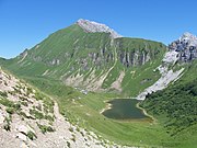 Arka planda Lessy Gölü ve Jallouvre manzarası.