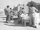 מאווררים את המיטות במוסד החינוכי במרחביה, שנות החמישים