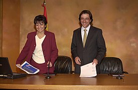 Pio Cabanillas en la rueda de prensa posterior al Consejo de Ministros junto a la ministra de Ciencia y Tecnología.jpg