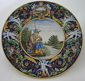 Plat à décor de pêcheur, faïence de Nevers.