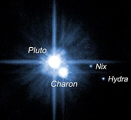 Foto van die Pluto-stelsel uitgereik met die bekendstelling van die mane.