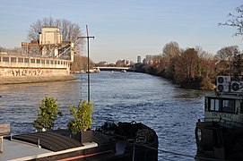 Puente de Billancourt jambant el gran brazo del Sena entre Boulogne-Billancourt y Issy-les-Moulineaux. A la izda. están los edificios demolidos de las antiguas fábricas de Renault en la punta aguas arriba de la isla Seguin. A la derecha, la punta aguas abajo de la isla Saint-Germain.