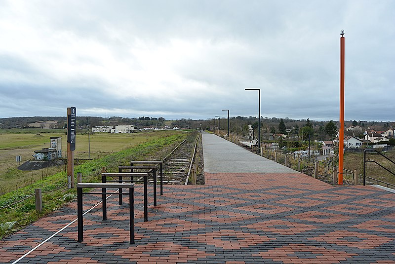 File:Pont de fer - Vue vers l'ouest, parking vélos et fin de voie ferrée (Moulins) 2021-12-29.JPG