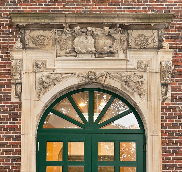 File:Portal of the former house in Neuer Wandrahm 10, Hamburg (crop).jpg