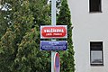 Čeština: Označení ulice doplněné o informační tabulku informující o původu názvu osazenou v rámci projektu „Ulicemi Osmičky“ v pražské Valčíkově ulici.