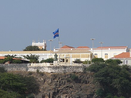 The presidential palace and the Diogo Gomes monument