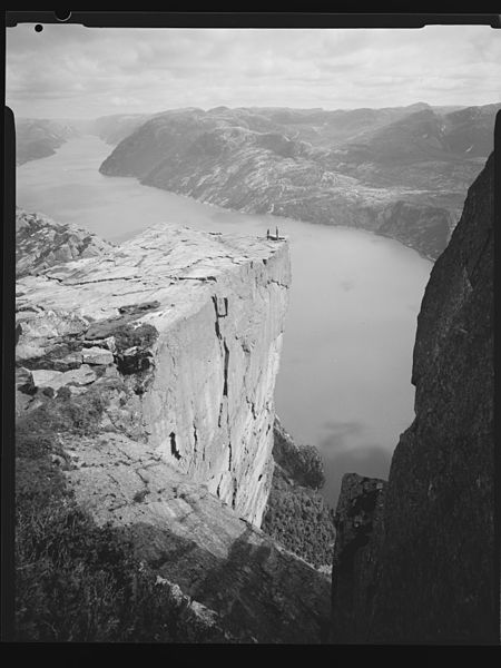 File:Prekestolen - no-nb digifoto 20150625 00048 NB MIT FNR 27851.jpg