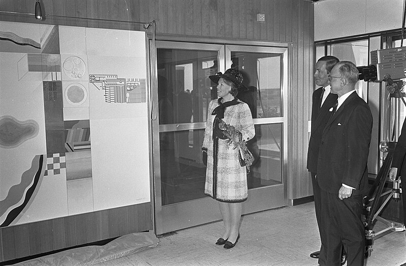 File:Prinses Beatrix en prins Claus bij opening ESTEC te Noordwijk. Prinses Beatrix onhult een muur met artistieke afbeelding, met prof. H. Bondi, Bestanddeelnr 921-2241.jpg