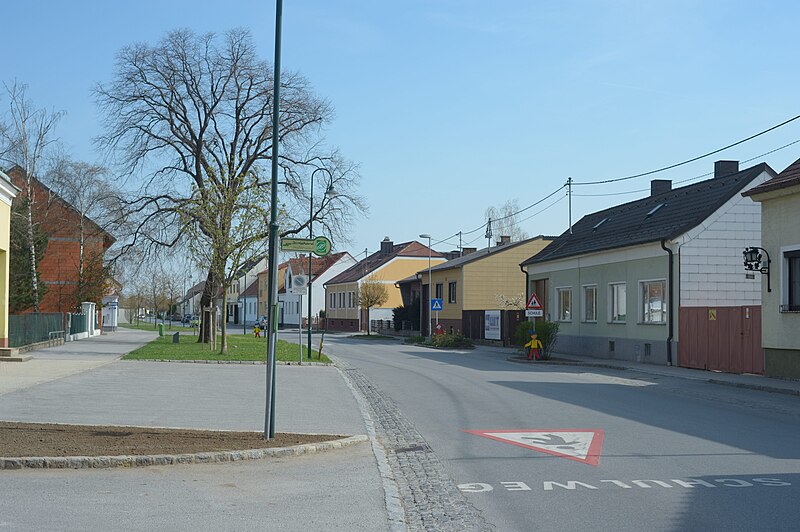 File:Prottes,Hauptstraße,Bushaltestelle.JPG