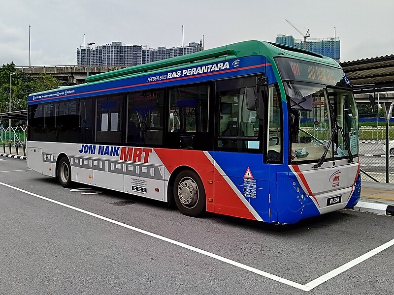 File:Rapid KL bus route T585 at KL1218 MRT Kuchai Bus Stop 20240120 124243.jpg