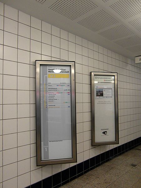 File:Rathaus - Hamburg - U-Bahn (13307107174).jpg