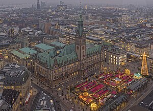 36. Platz: NicoHH04 mit Hamburger Rathaus mit Umgebung