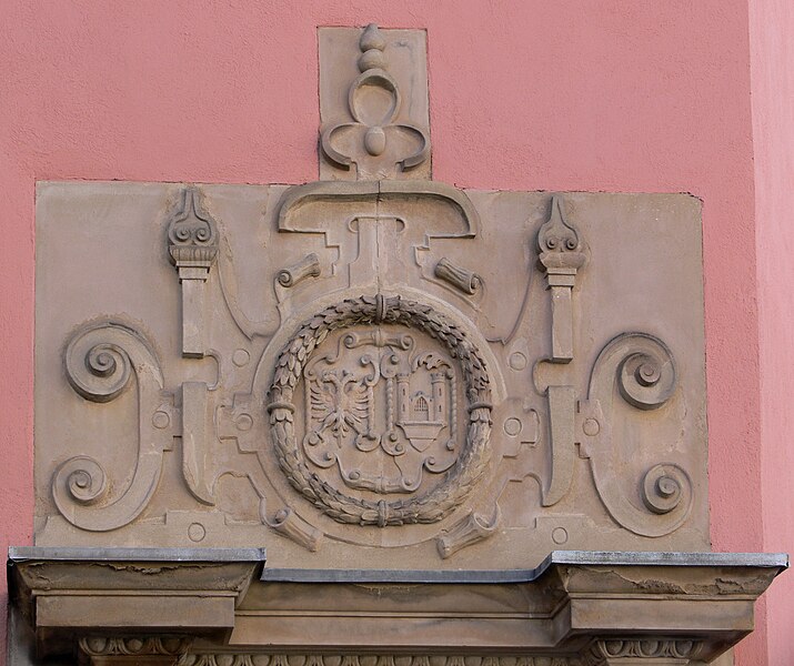 File:Ravensburg Altes Theater Eingang Wappen.jpg