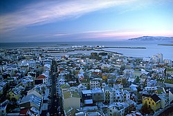 dio starog Reykjavika i luke viđen iz Hallgrímskirkja-e