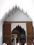 Arcos de lambrequines en el Palacio Bahía en Marrakech, Marruecos (finales del siglo XIX)